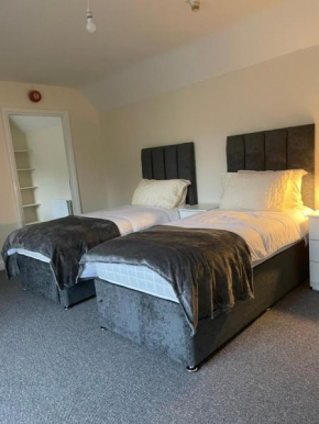 Large 4 Bedroom Sleeps 9, Luxury Apartment for Contractors and Holidays near the Centre - FREE PARKING & FREE WIFI